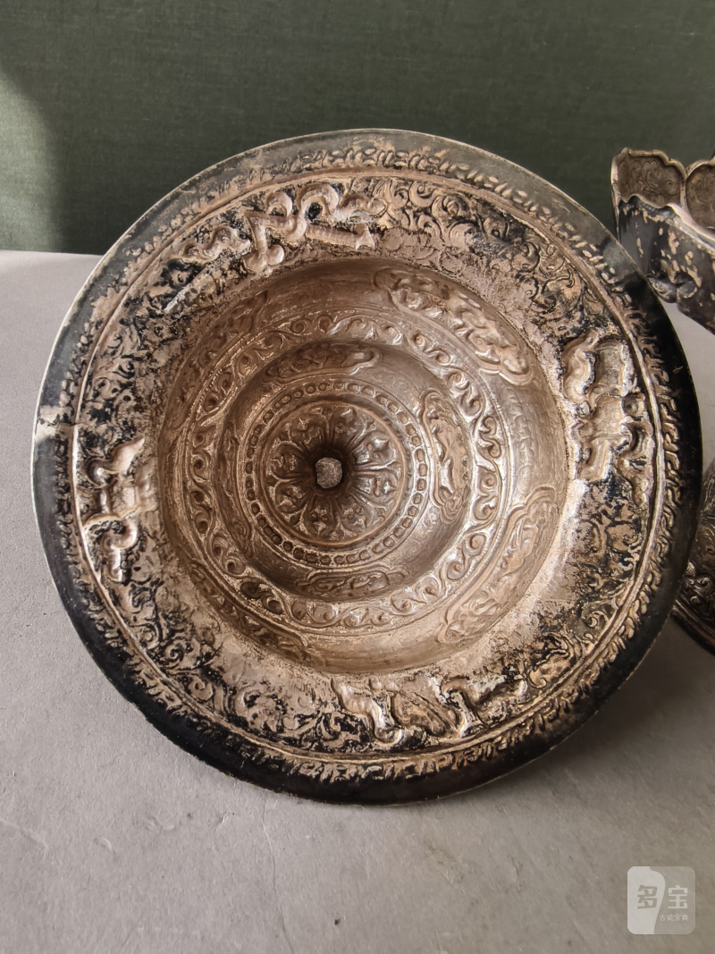 A jade bowl with stand and cover in silver with animals and floral motifs in relief - 图29